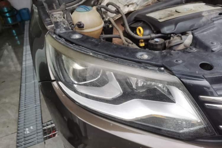 Used Volkswagen Tiguan 2015 1.8TSI Automatic All-Wheel-Drive Luxury Model Right Front Headlight