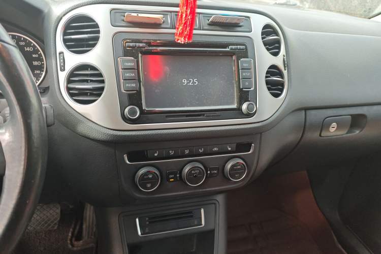 Used Volkswagen Tiguan 2015 1.8TSI Automatic All-Wheel-Drive Luxury Model Audio And AC Panel