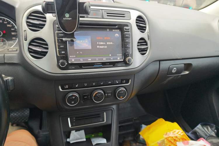 Used Volkswagen Tiguan 2015 1.8TSI Automatic Two-Wheel Drive Luxury Model Audio And AC Panel