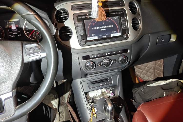 Used Volkswagen Tiguan 2015 2.0 TSI Automatic All-Wheel Drive Flagship Edition Audio And AC Panel