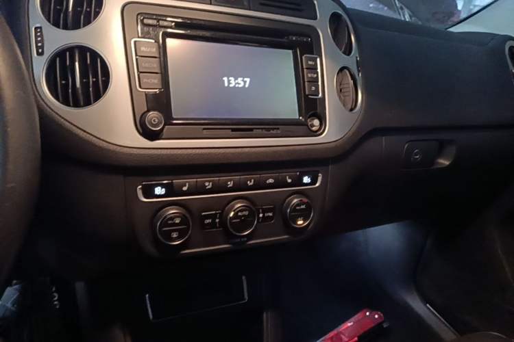 Used Volkswagen Tiguan 2015 1.8TSI Automatic Two-Wheel Drive Luxury Model Audio And AC Panel