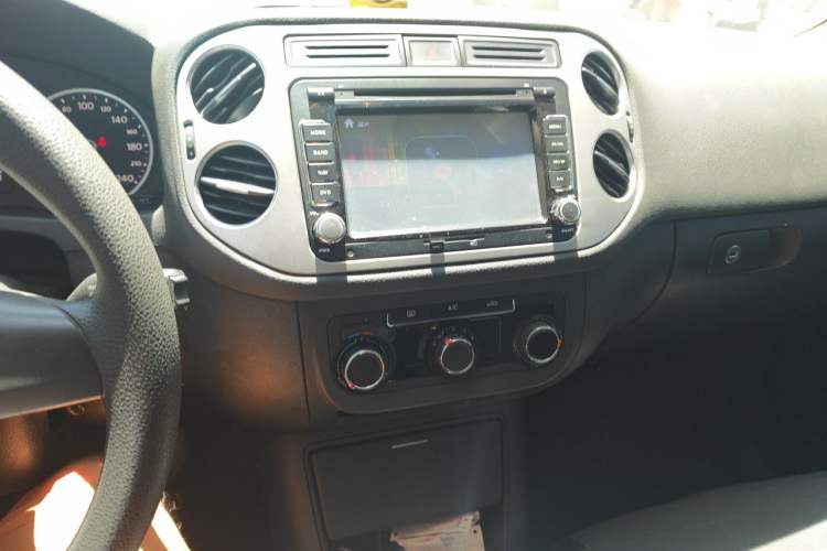 Used Volkswagen Tiguan 2015 1.8TSI Automatic Two-Wheel Drive Trend Edition Audio And AC Panel