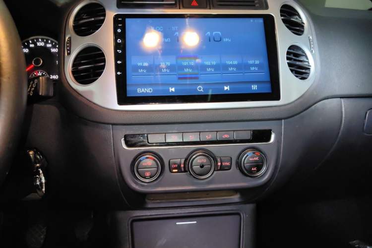 Used Volkswagen Tiguan 2015 1.8TSI Manual Two-Wheel-Drive Limited Edition Audio And AC Panel