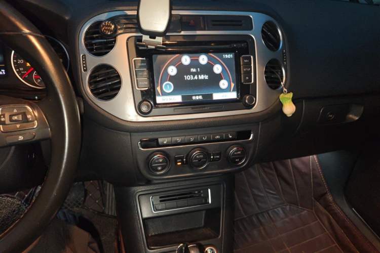 Used Volkswagen Tiguan 2015 1.8TSI Automatic Two-Wheel Drive Luxury Model Audio And AC Panel