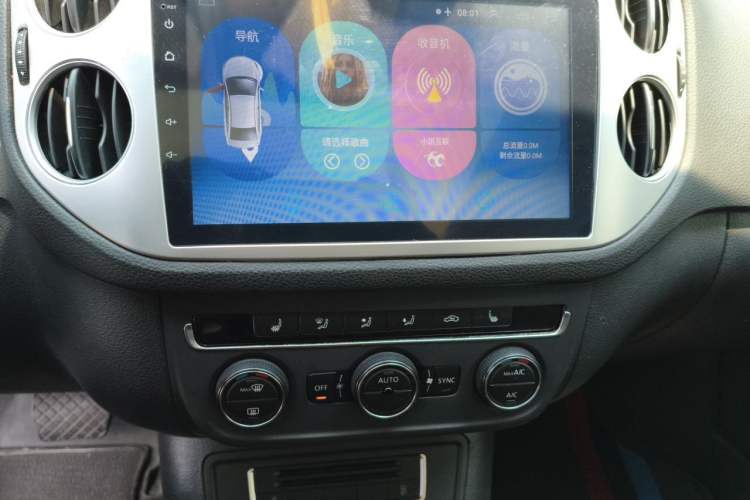 Used Volkswagen Tiguan 2015 1.8TSI Automatic Two-Wheel Drive Luxury Model Audio And AC Panel