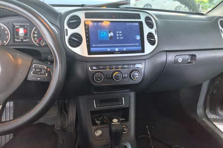 Used Volkswagen Tiguan 2015 1.8TSI Automatic Two-Wheel Drive Luxury Model Audio And AC Panel