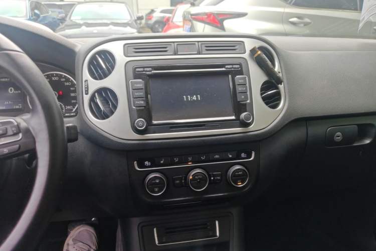 Used Volkswagen Tiguan 2015 1.8TSI Automatic All-Wheel-Drive Luxury Model Audio And AC Panel