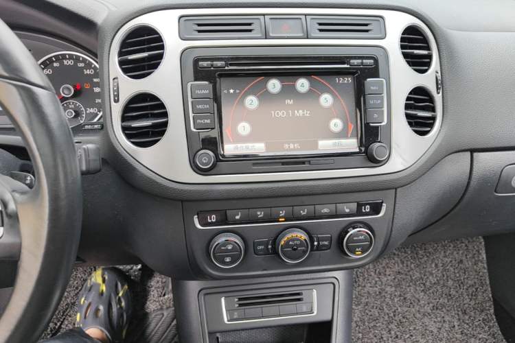 Used Volkswagen Tiguan 2015 2.0 TSI Automatic All-Wheel Drive Luxury Edition Audio And AC Panel