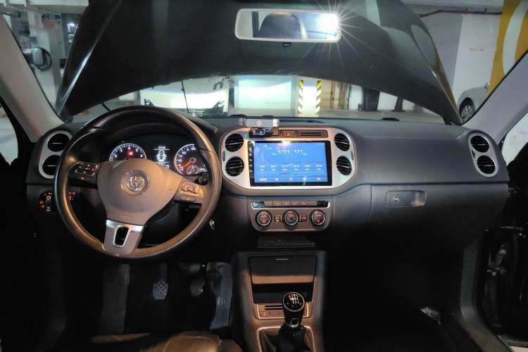 Used Volkswagen Tiguan 2015 1.8TSI Manual Two-Wheel-Drive Limited Edition Center Console