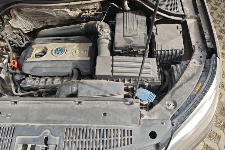 Used Volkswagen Tiguan 2015 1.8TSI Automatic All-Wheel-Drive Luxury Model Engine Bay Left
