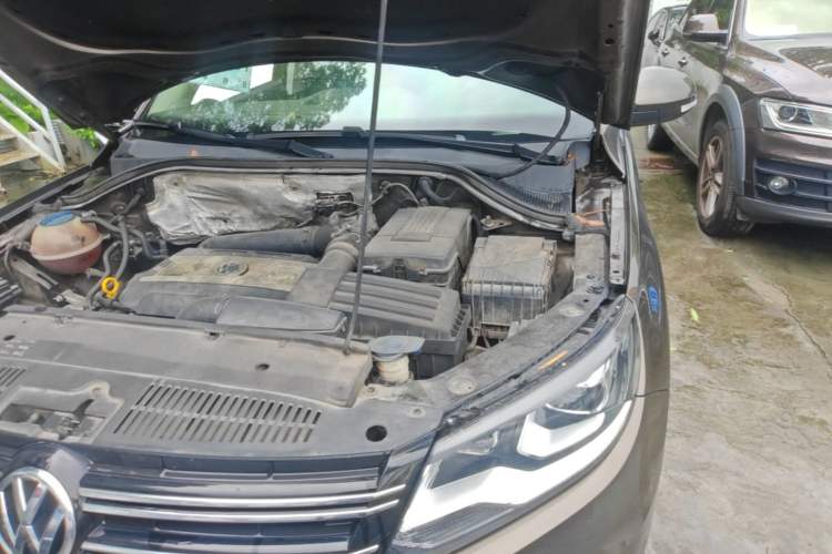 Used Volkswagen Tiguan 2015 1.8TSI Automatic All-Wheel-Drive Luxury Model Engine Bay Left