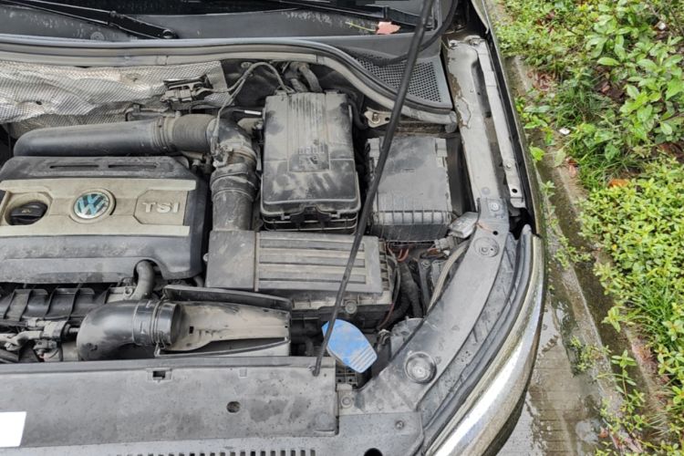 Used Volkswagen Tiguan 2015 2.0 TSI Automatic All-Wheel Drive Luxury Edition Engine Bay Left
