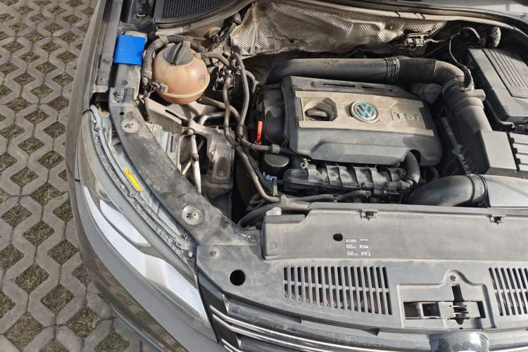 Used Volkswagen Tiguan 2015 1.8TSI Automatic All-Wheel-Drive Luxury Model Engine Bay Right
