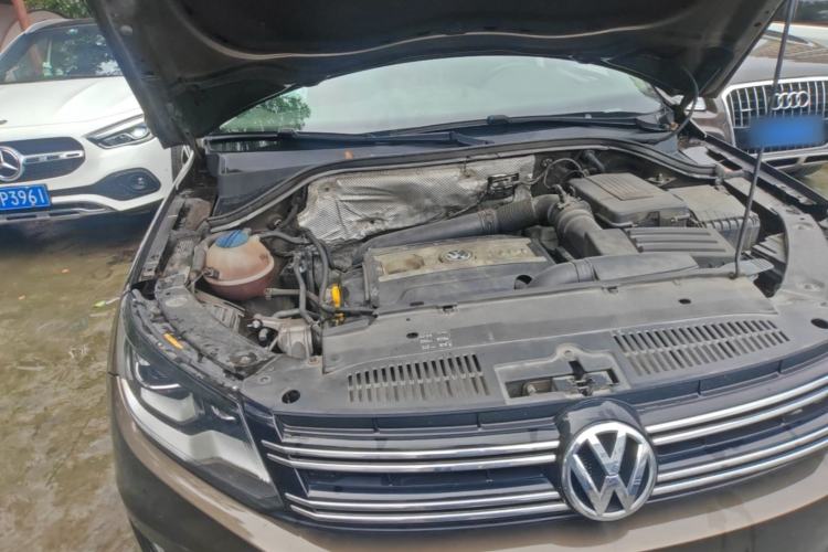 Used Volkswagen Tiguan 2015 1.8TSI Automatic All-Wheel-Drive Luxury Model Engine Bay Right