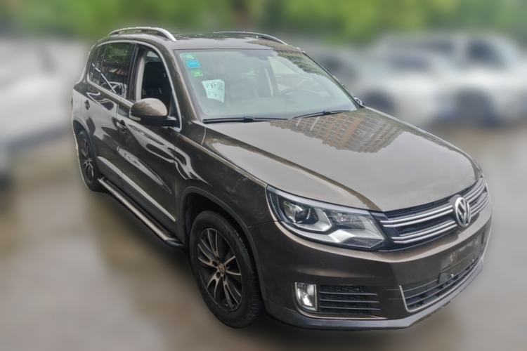 Used Volkswagen Tiguan 2015 1.8TSI Automatic All-Wheel-Drive Luxury Model Front Right 45 Deg