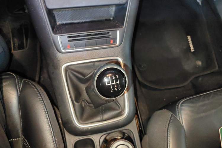 Used Volkswagen Tiguan 2015 1.8TSI Manual Two-Wheel-Drive Limited Edition Gear Lever