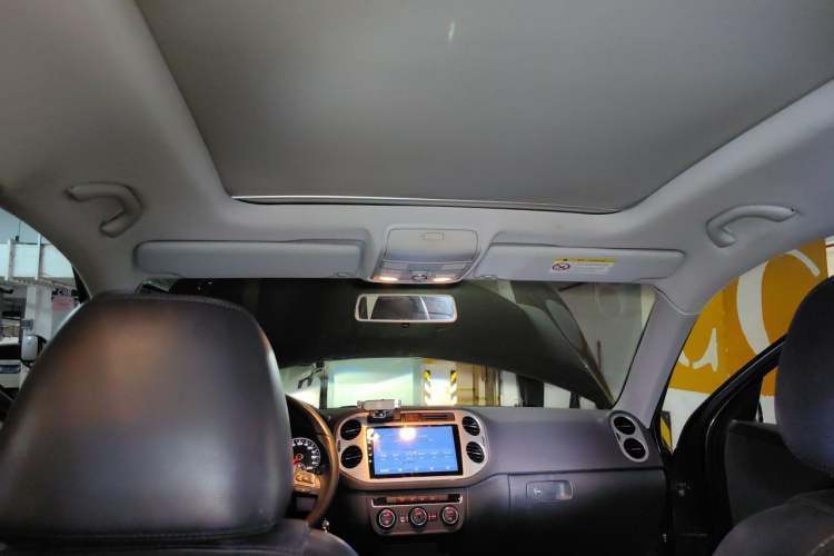 Used Volkswagen Tiguan 2015 1.8TSI Manual Two-Wheel-Drive Limited Edition Headliner