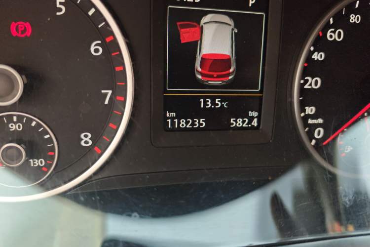 Used Volkswagen Tiguan 2015 1.8TSI Automatic All-Wheel-Drive Luxury Model Odometer Close Up