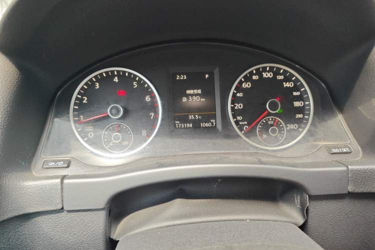 Used Volkswagen Tiguan 2015 1.8TSI Automatic Two-Wheel Drive Luxury Model Odometer Close Up
