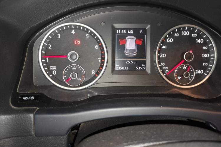 Used Volkswagen Tiguan 2015 2.0 TSI Automatic All-Wheel Drive Flagship Edition Odometer Close Up