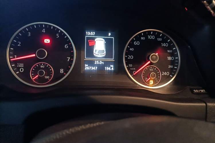Used Volkswagen Tiguan 2015 1.8TSI Automatic Two-Wheel Drive Luxury Model Odometer Close Up