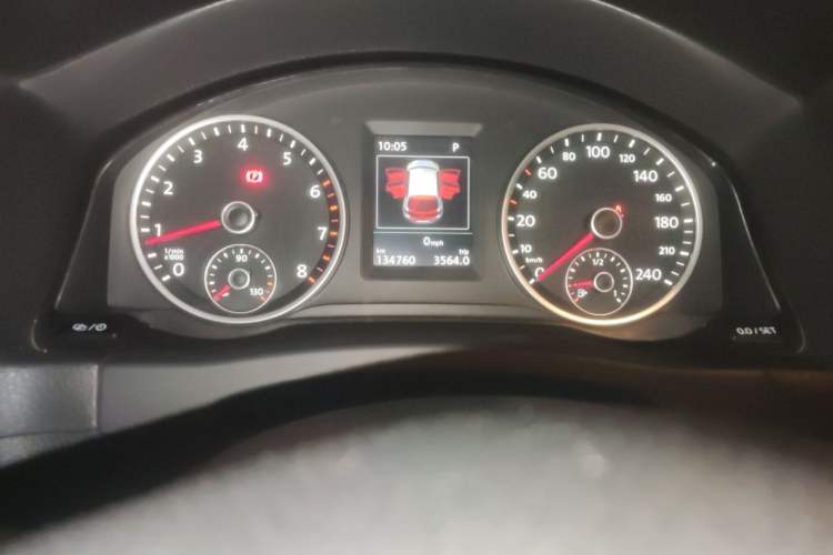 Used Volkswagen Tiguan 2015 1.8TSI Automatic Two-Wheel Drive Luxury Model Odometer Close Up