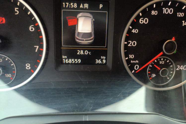 Used Volkswagen Tiguan 2015 2.0 TSI Automatic All-Wheel Drive Flagship Edition Odometer Close Up
