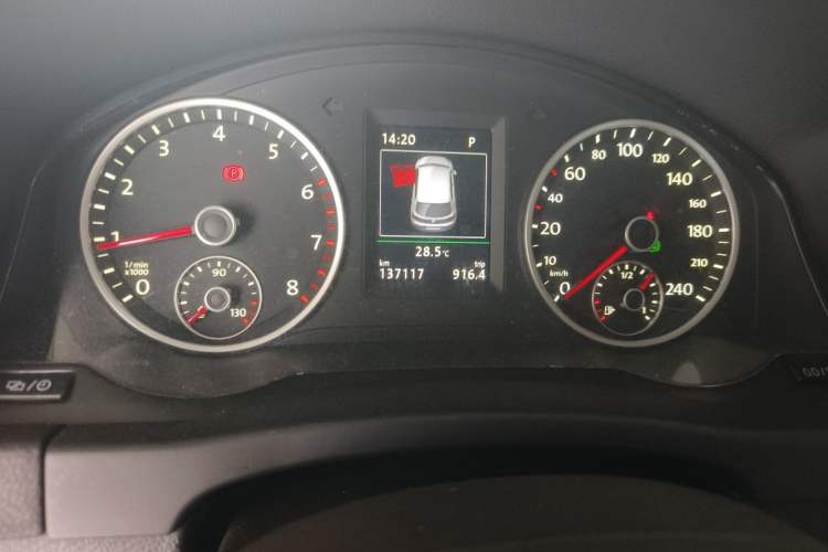 Used Volkswagen Tiguan 2015 1.8TSI Automatic Two-Wheel Drive Luxury Model Odometer Close Up