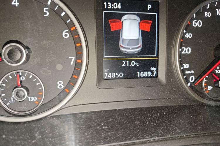 Used Volkswagen Tiguan 2015 1.8TSI Automatic Two-Wheel Drive Luxury Model Odometer Close Up