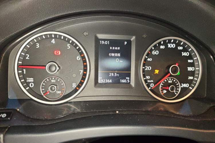 Used Volkswagen Tiguan 2015 1.8TSI Automatic Two-Wheel Drive Luxury Model Odometer Close Up