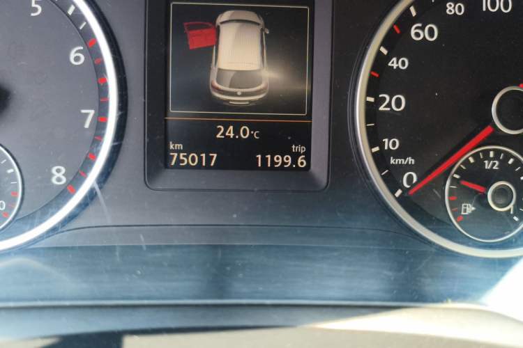 Used Volkswagen Tiguan 2015 1.8TSI Automatic Two-Wheel Drive Luxury Model Odometer Close Up