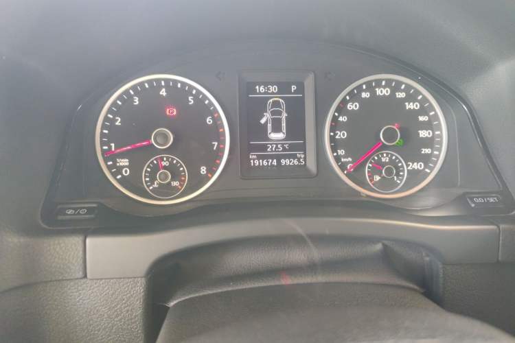 Used Volkswagen Tiguan 2015 1.8TSI Automatic Two-Wheel Drive Trend Edition Odometer Close Up