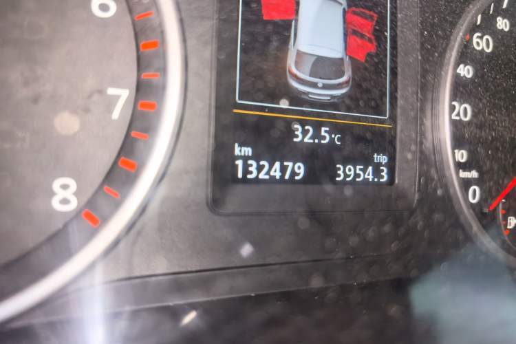 Used Volkswagen Tiguan 2015 1.8TSI Automatic Two-Wheel Drive Luxury Model Odometer Close Up