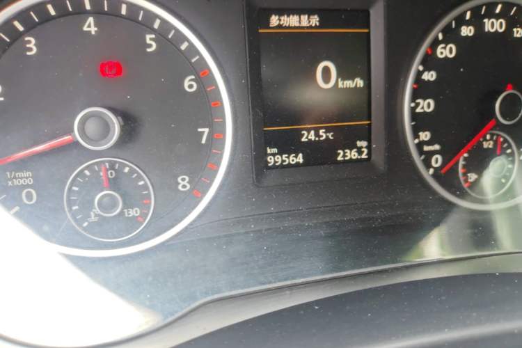 Used Volkswagen Tiguan 2015 1.8TSI Automatic All-Wheel-Drive Luxury Model Odometer Close Up