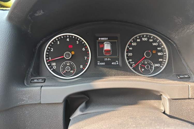 Used Volkswagen Tiguan 2015 1.8TSI Automatic Two-Wheel Drive Luxury Model Odometer Close Up