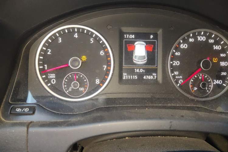 Used Volkswagen Tiguan 2015 1.8TSI Automatic Two-Wheel Drive Luxury Model Odometer Close Up