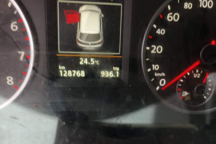 Used Volkswagen Tiguan 2015 1.8TSI Automatic Two-Wheel Drive Luxury Model Odometer Close Up