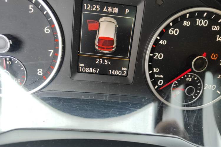Used Volkswagen Tiguan 2015 2.0 TSI Automatic All-Wheel Drive Luxury Edition Odometer Close Up