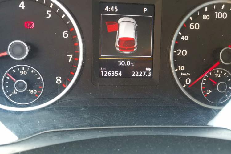 Used Volkswagen Tiguan 2015 1.8TSI Automatic Two-Wheel Drive Luxury Model Odometer Close Up