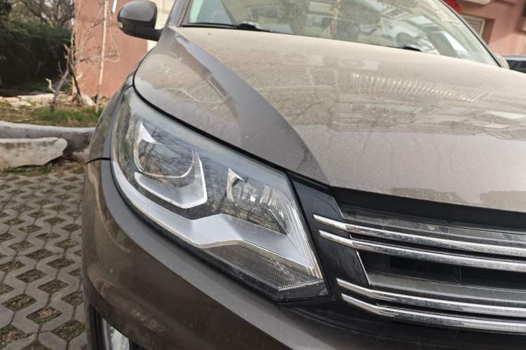 Used Volkswagen Tiguan 2015 1.8TSI Automatic All-Wheel-Drive Luxury Model Right Front Headlight
