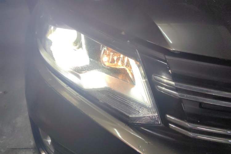 Used Volkswagen Tiguan 2015 1.8TSI Manual Two-Wheel-Drive Limited Edition Right Front Headlight