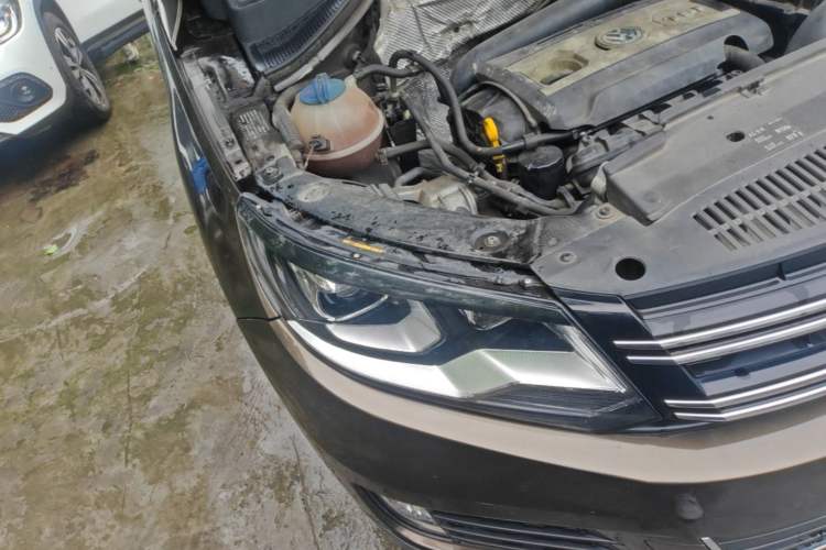 Used Volkswagen Tiguan 2015 1.8TSI Automatic All-Wheel-Drive Luxury Model Right Front Headlight
