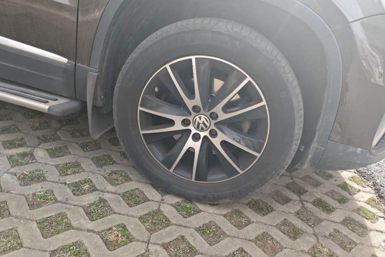 Used Volkswagen Tiguan 2015 1.8TSI Automatic All-Wheel-Drive Luxury Model Right Front Wheel Hub