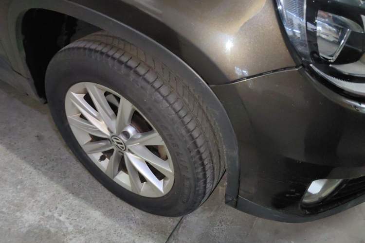 Used Volkswagen Tiguan 2015 1.8TSI Manual Two-Wheel-Drive Limited Edition Right Front Wheel Hub