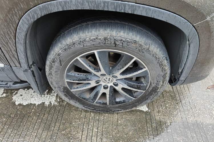 Used Volkswagen Tiguan 2015 2.0 TSI Automatic All-Wheel Drive Luxury Edition Right Front Wheel Hub