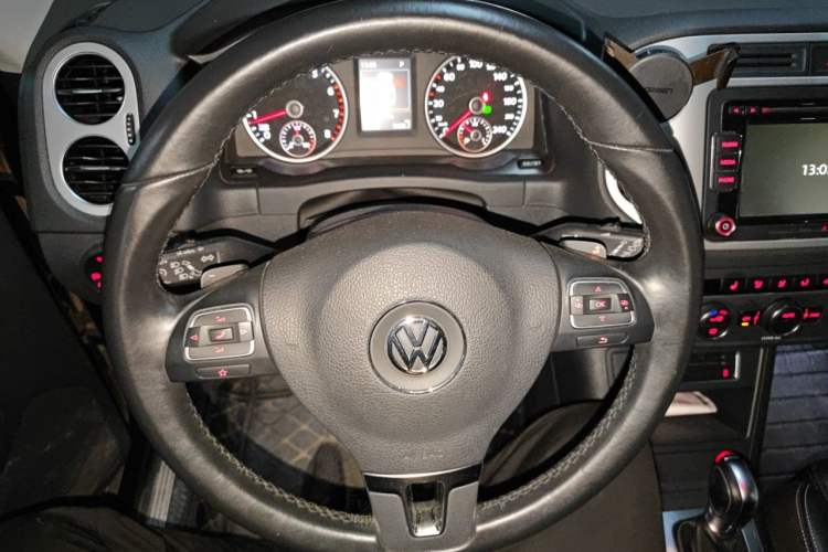 Used Volkswagen Tiguan 2015 1.8TSI Automatic Two-Wheel Drive Luxury Model Steering Wheel