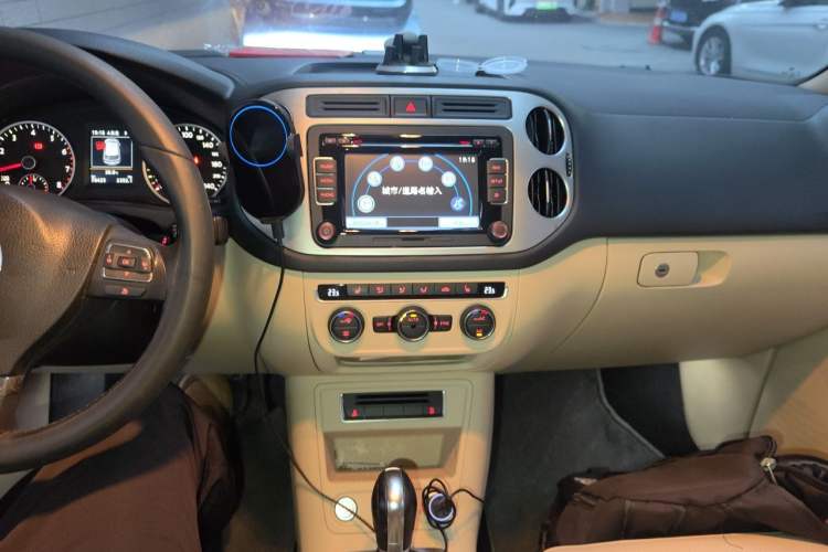 Used Volkswagen Tiguan 2015 1.8TSI Automatic All-Wheel-Drive Luxury Model Audio And AC Panel