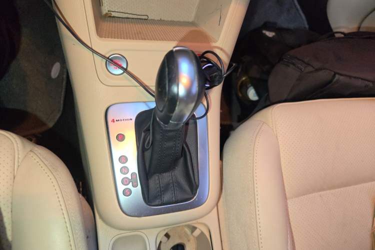 Used Volkswagen Tiguan 2015 1.8TSI Automatic All-Wheel-Drive Luxury Model Gear Lever