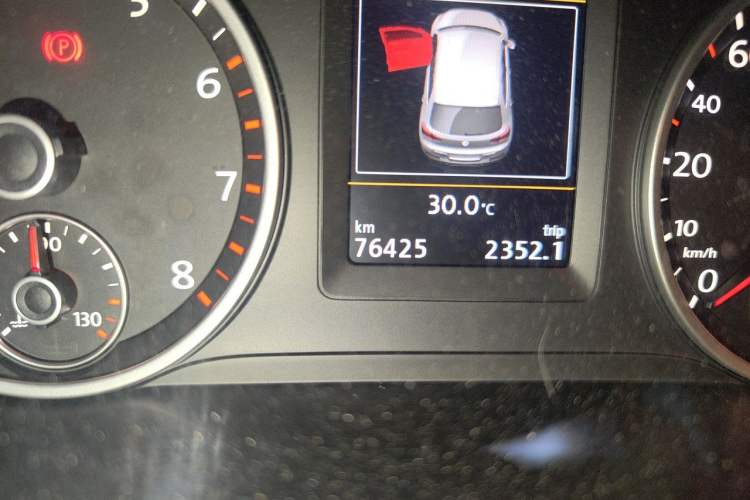 Used Volkswagen Tiguan 2015 1.8TSI Automatic All-Wheel-Drive Luxury Model Odometer Close Up