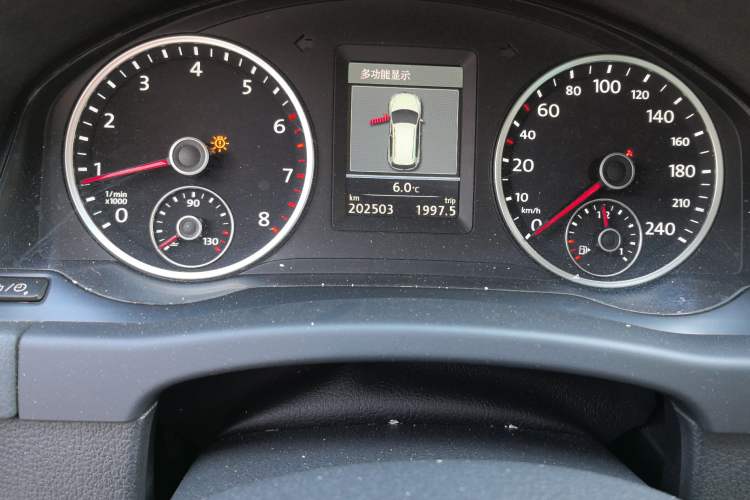 Used Volkswagen Tiguan 2015 2.0 TSI Comfort Edition Odometer Close Up